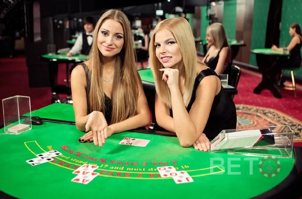 Meja kasino live dengan kartu dan dealer dalam suasana permainan langsung